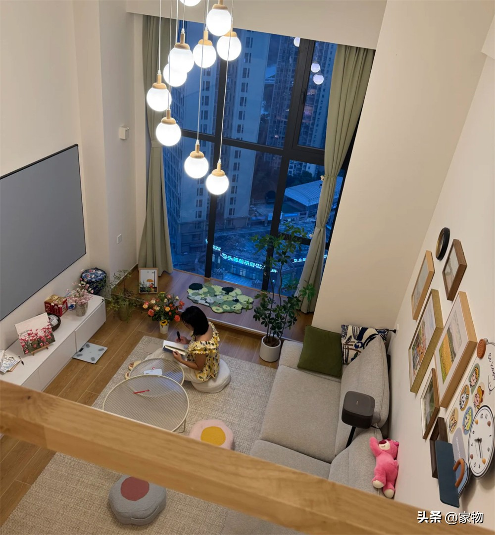 Căn hộ nhỏ 47m² nhưng sang như penthouse: Bí quyết nằm ở trần cao 4m và cửa sổ kính sát trần- Ảnh 8. Căn hộ nhỏ 47m² nhưng sang như penthouse: Bí quyết nằm ở trần cao 4m và cửa sổ kính sát trần- Ảnh 8.