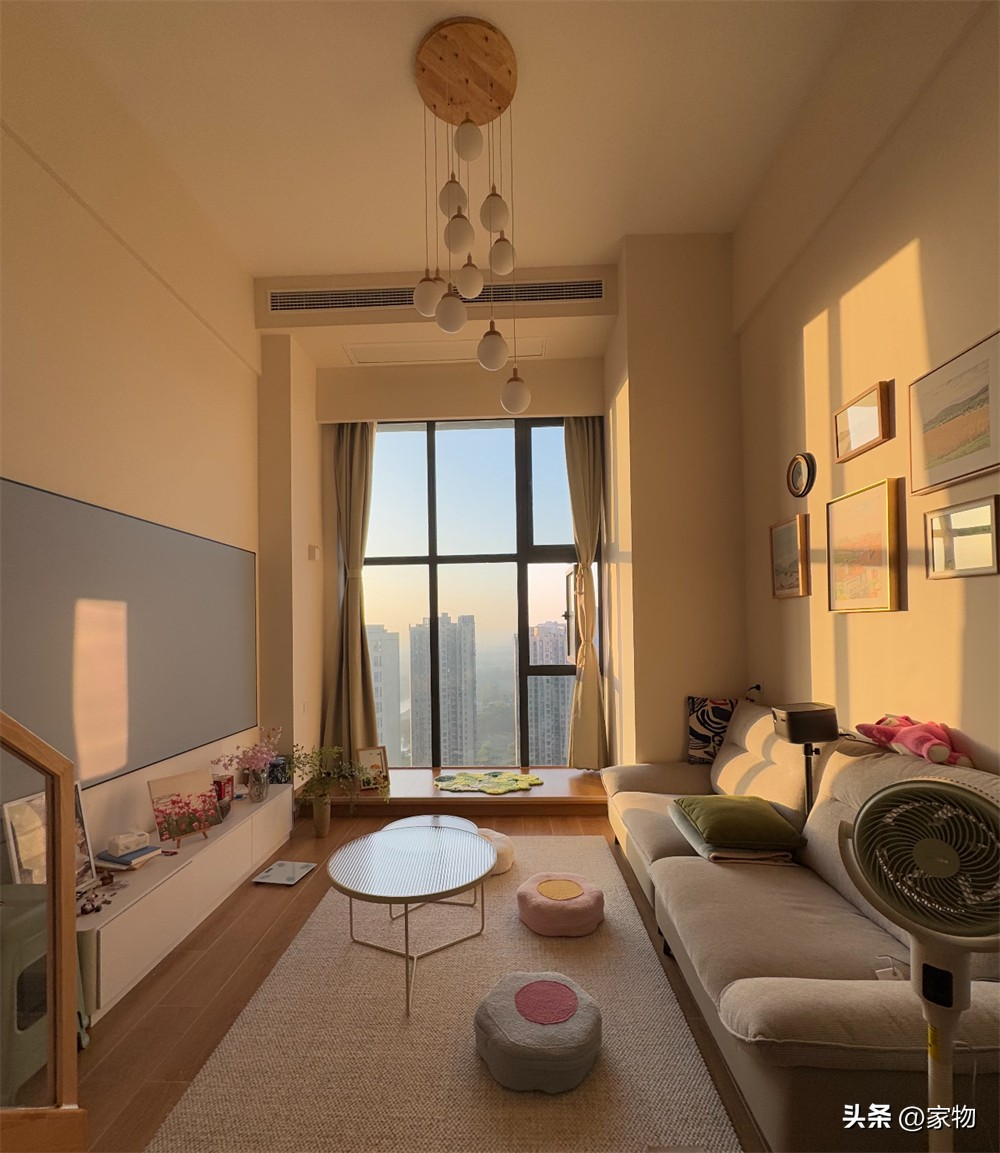 Căn hộ nhỏ 47m² nhưng sang như penthouse: Bí quyết nằm ở trần cao 4m và cửa sổ kính sát trần- Ảnh 7. Căn hộ nhỏ 47m² nhưng sang như penthouse: Bí quyết nằm ở trần cao 4m và cửa sổ kính sát trần- Ảnh 7.