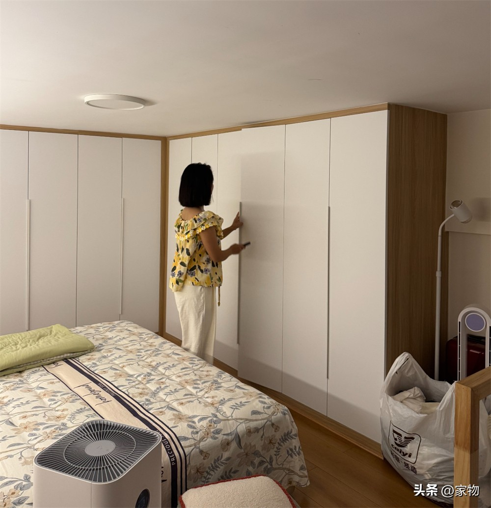 Căn hộ nhỏ 47m² nhưng sang như penthouse: Bí quyết nằm ở trần cao 4m và cửa sổ kính sát trần- Ảnh 10. Căn hộ nhỏ 47m² nhưng sang như penthouse: Bí quyết nằm ở trần cao 4m và cửa sổ kính sát trần- Ảnh 10.