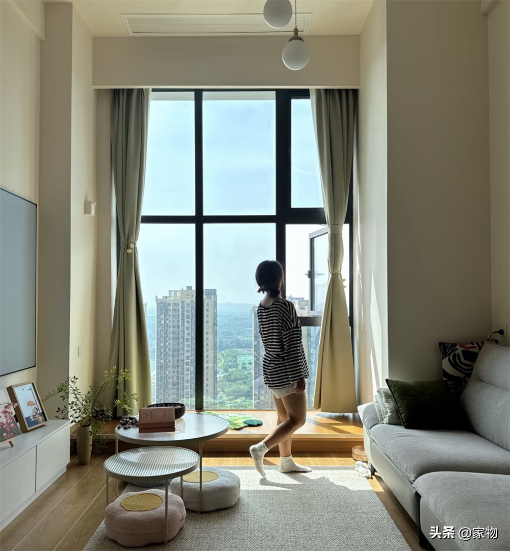 Căn hộ nhỏ 47m² nhưng sang như penthouse: Bí quyết nằm ở trần cao 4m và cửa sổ kính sát trần- Ảnh 13. Căn hộ nhỏ 47m² nhưng sang như penthouse: Bí quyết nằm ở trần cao 4m và cửa sổ kính sát trần- Ảnh 13.