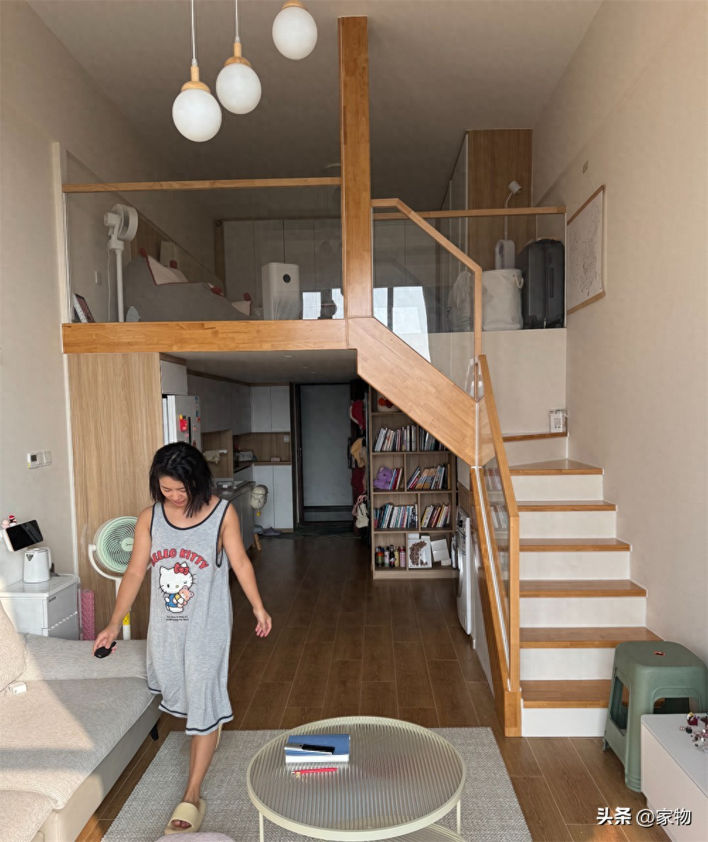 Căn hộ nhỏ 47m² nhưng sang như penthouse: Bí quyết nằm ở trần cao 4m và cửa sổ kính sát trần- Ảnh 12. Căn hộ nhỏ 47m² nhưng sang như penthouse: Bí quyết nằm ở trần cao 4m và cửa sổ kính sát trần- Ảnh 12.