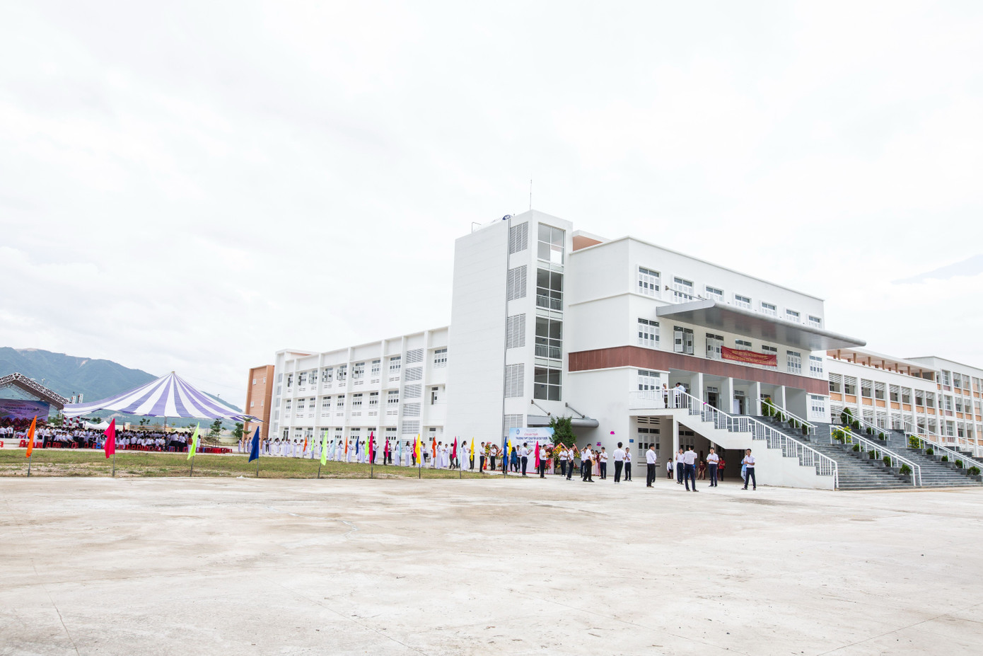 Ngôi trường miền biển 6 năm có 2 học sinh vào Chung kết Olympia, rộng tới 45.000m2, học thì giỏi mà chơi cũng hết mình- Ảnh 2.