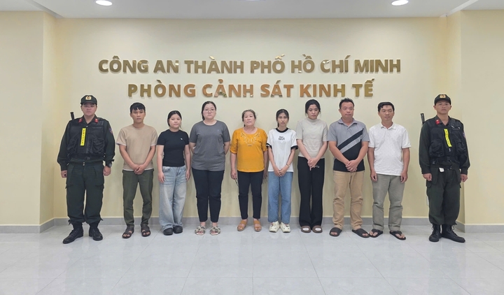 Phá đường dây sản xuất hàng chục nghìn chai nước hoa giả thương hiệu nổi tiếng- Ảnh 1. Phá đường dây sản xuất hàng chục nghìn chai nước hoa giả thương hiệu nổi tiếng- Ảnh 1.