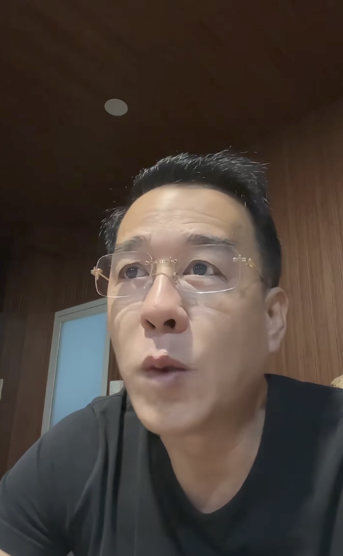 "Vua Cá Koi" Thắng Ngô chia sẻ chuyện lấy vợ mới sau 2 lần đổ vỡ- Ảnh 1. "Vua Cá Koi" Thắng Ngô chia sẻ chuyện lấy vợ mới sau 2 lần đổ vỡ- Ảnh 1.