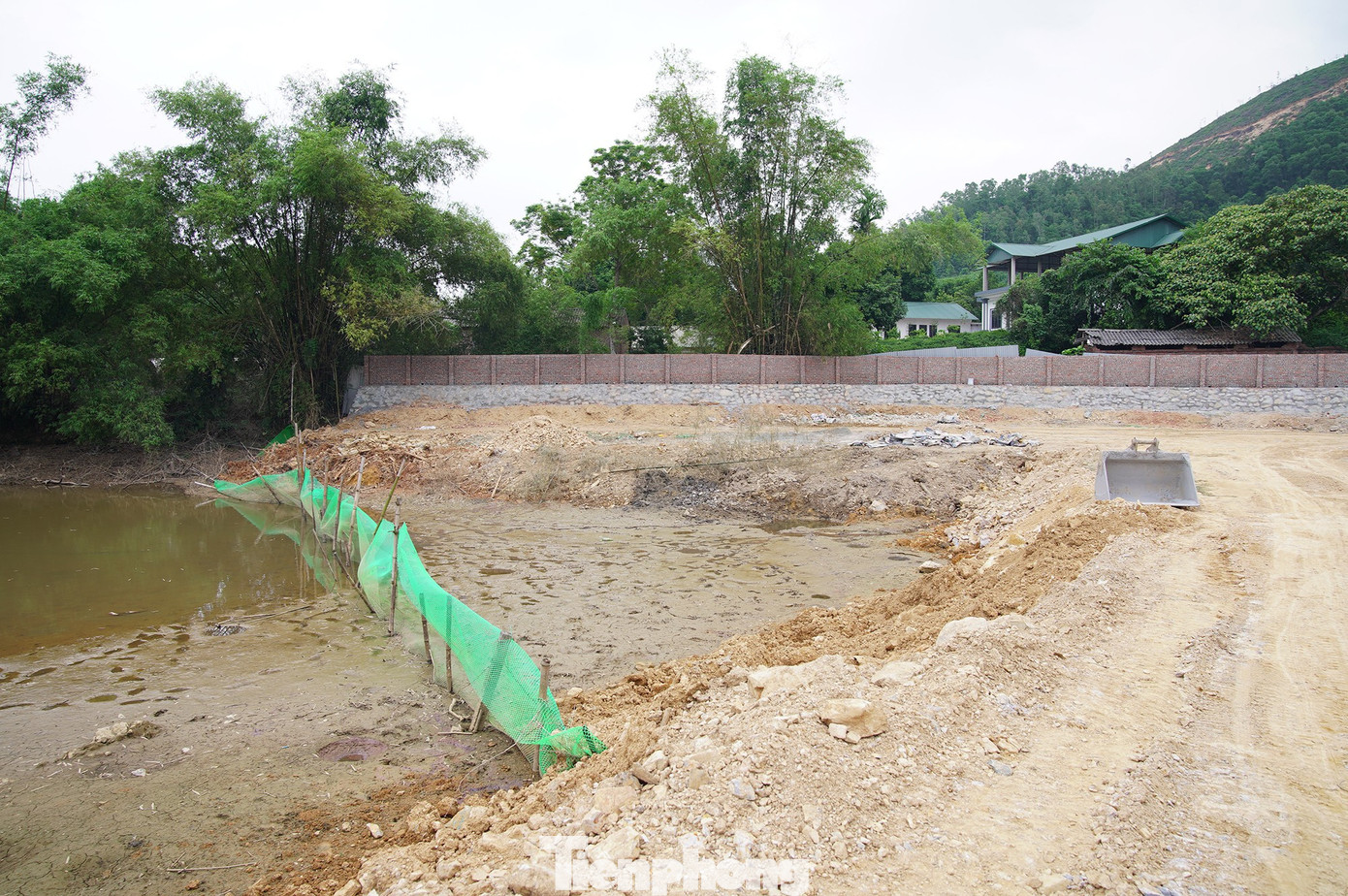 Hà Nội: Ao, hồ liên tục bị san lấp trái phép, chính quyền 'mũ ni che tai'?- Ảnh 6. Hà Nội: Ao, hồ liên tục bị san lấp trái phép, chính quyền 'mũ ni che tai'?- Ảnh 6.