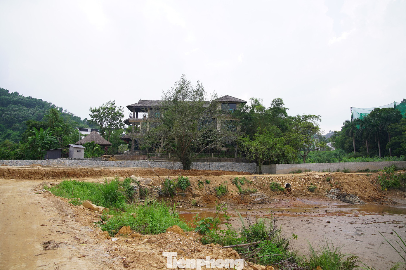 Hà Nội: Ao, hồ liên tục bị san lấp trái phép, chính quyền 'mũ ni che tai'?- Ảnh 3. Hà Nội: Ao, hồ liên tục bị san lấp trái phép, chính quyền 'mũ ni che tai'?- Ảnh 3.