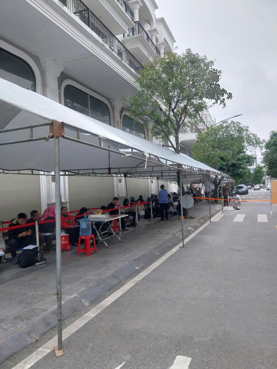 Người dân xếp hàng, tiếp tế lương khô chờ nộp hồ sơ 'săn' nhà ở xã hội- Ảnh 3. Người dân xếp hàng, tiếp tế lương khô chờ nộp hồ sơ 'săn' nhà ở xã hội- Ảnh 3.
