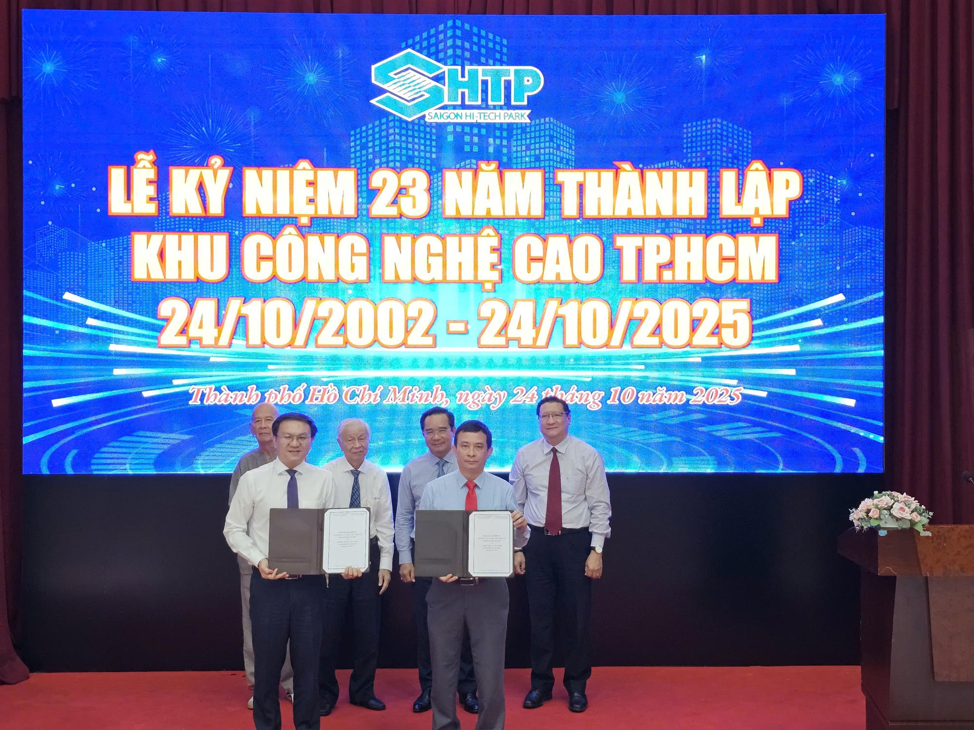 Chủ tịch UBND TP HCM "đặt hàng" Khu Công nghệ cao: Cấp giấy chứng nhận đầu tư trong 1 ngày- Ảnh 2. Chủ tịch UBND TP HCM "đặt hàng" Khu Công nghệ cao: Cấp giấy chứng nhận đầu tư trong 1 ngày- Ảnh 2.