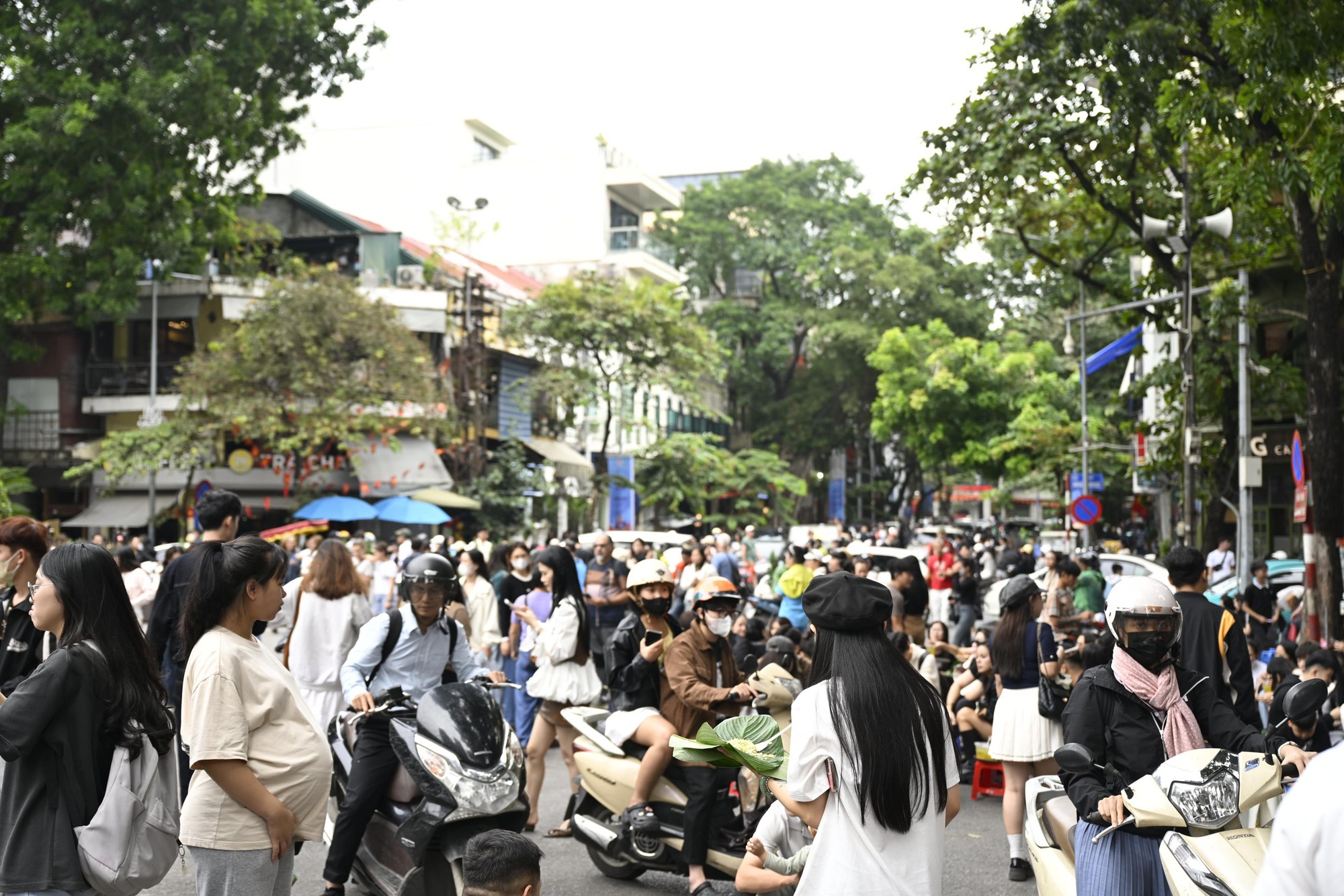 Công an dẹp hàng cốm lấn chiếm hè phố Nhà Thờ, các 