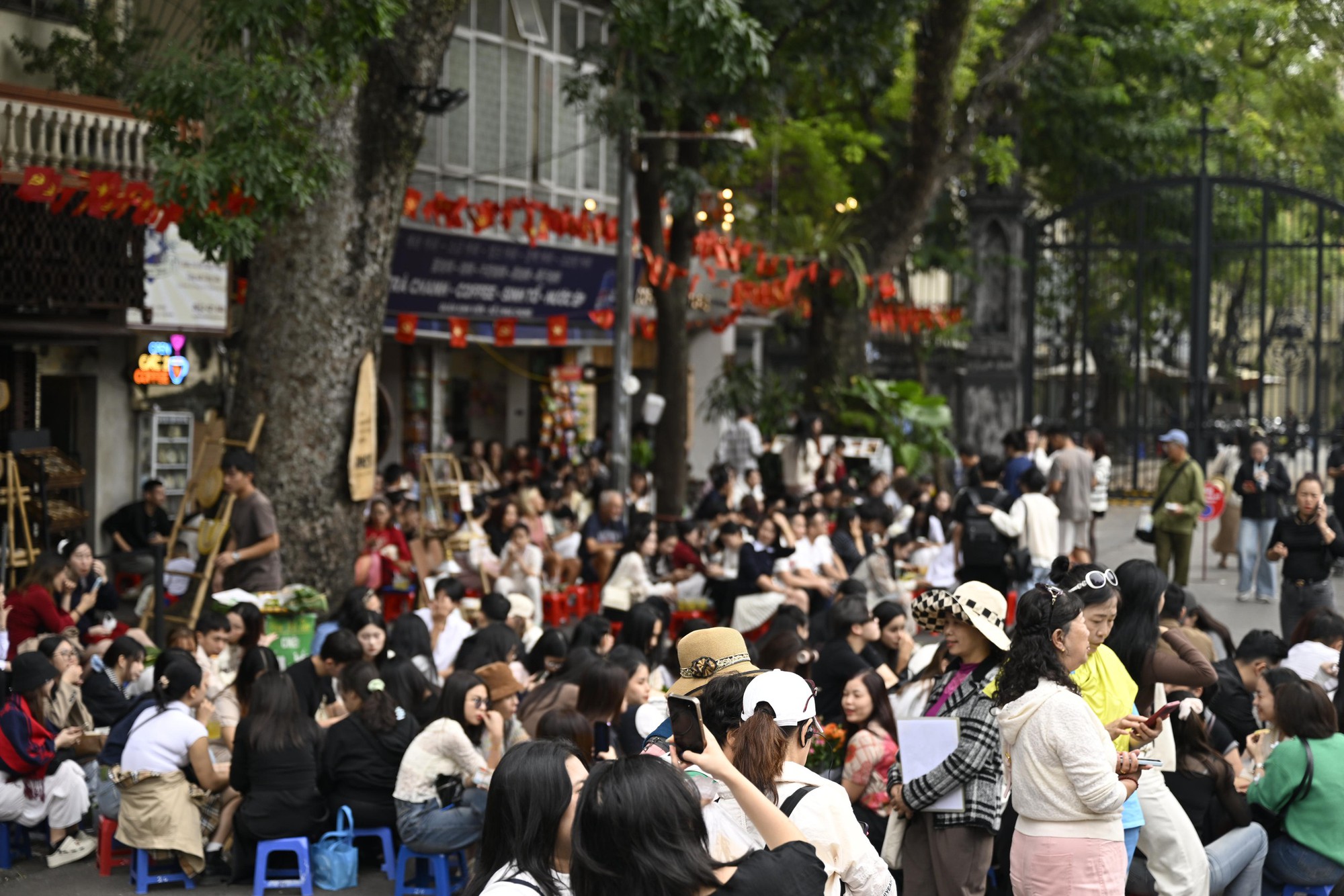 Công an dẹp hàng cốm lấn chiếm hè phố Nhà Thờ, các 