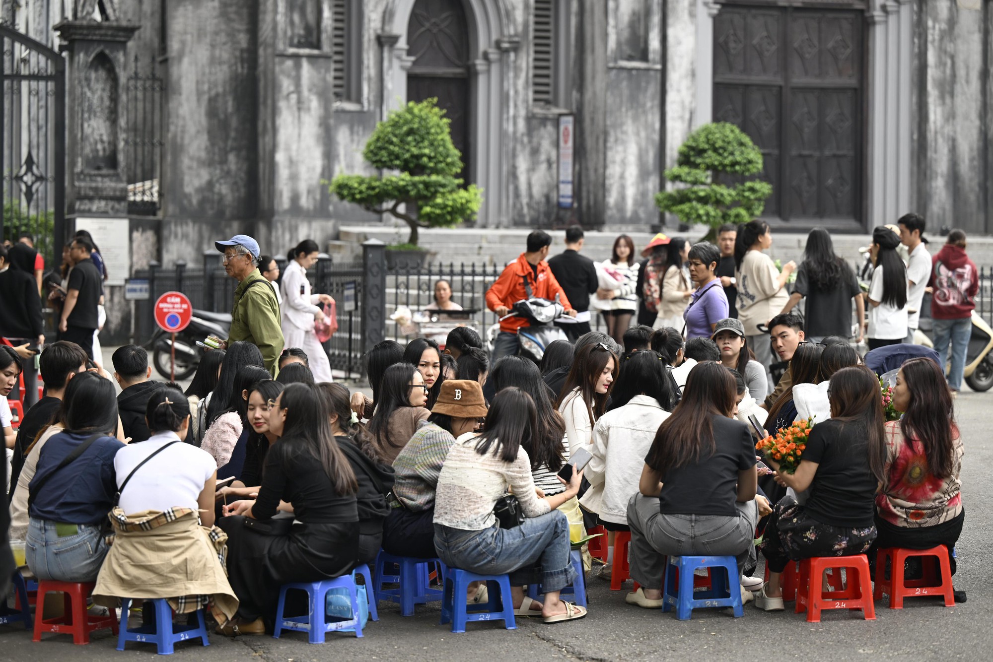 Công an dẹp hàng cốm lấn chiếm hè phố Nhà Thờ, các 