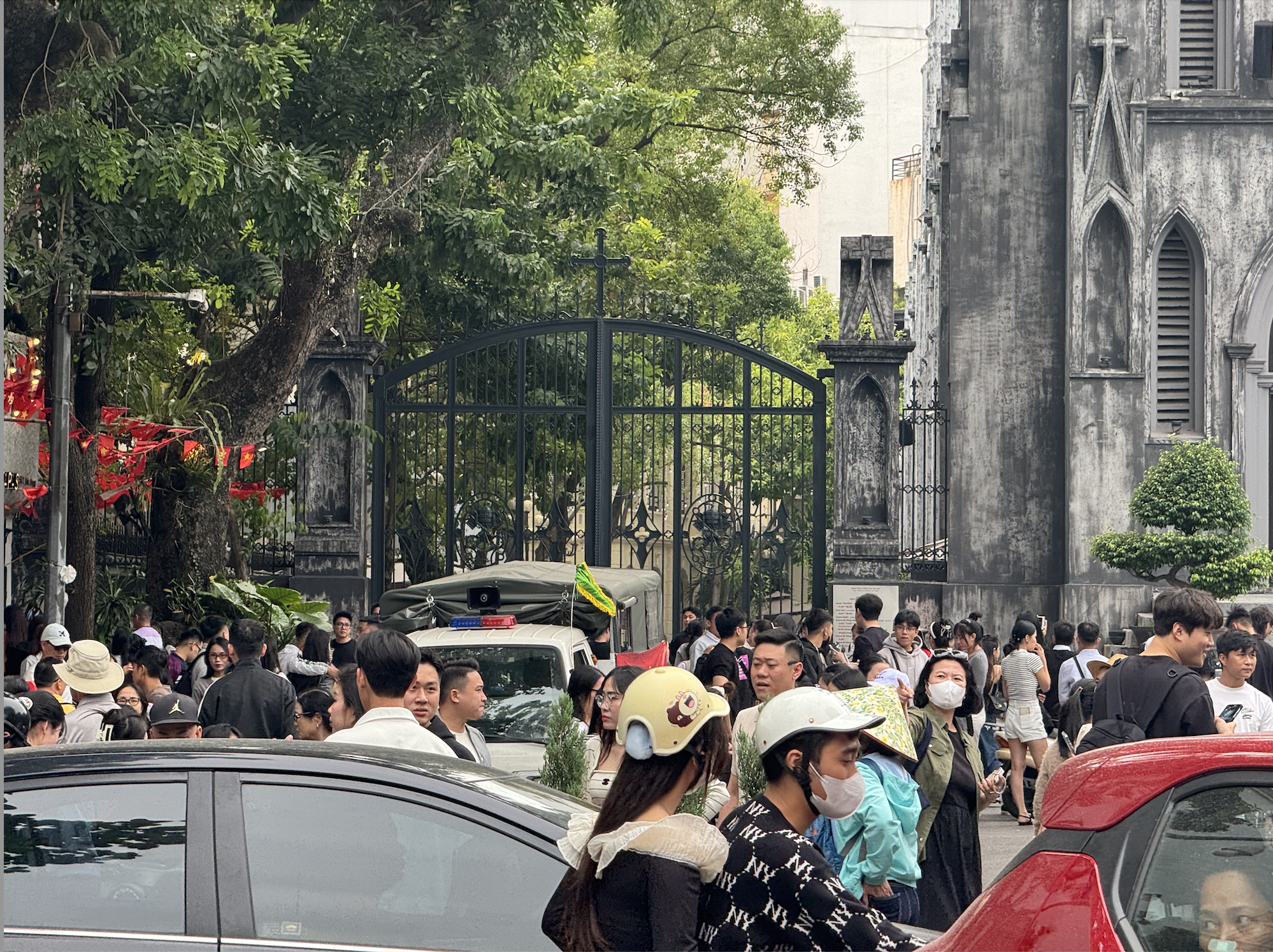 Công an dẹp hàng cốm lấn chiếm hè phố Nhà Thờ, các 