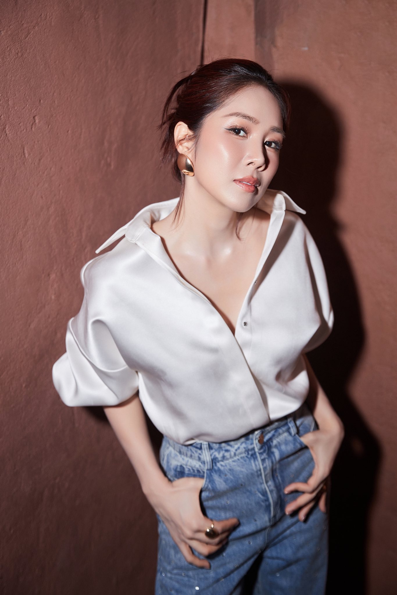 Showbiz Việt chẳng ai như mỹ nhân này: Ngoài đời xinh sang kịch trần, lên phim sao lại quê mùa kém sắc quá vậy- Ảnh 2. Showbiz Việt chẳng ai như mỹ nhân này: Ngoài đời xinh sang kịch trần, lên phim sao lại quê mùa kém sắc quá vậy- Ảnh 2.