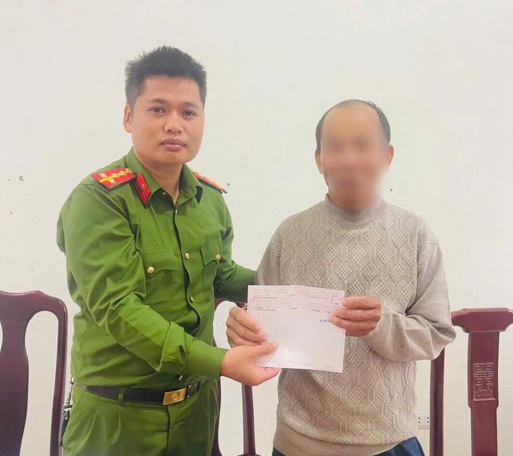 Cụ ông 70 tuổi Hà Tĩnh suýt mang 2 sổ tiết kiệm chuyển sạch cho kẻ lừa đảo, công an cảnh báo thủ đoạn mới tinh vi- Ảnh 1.