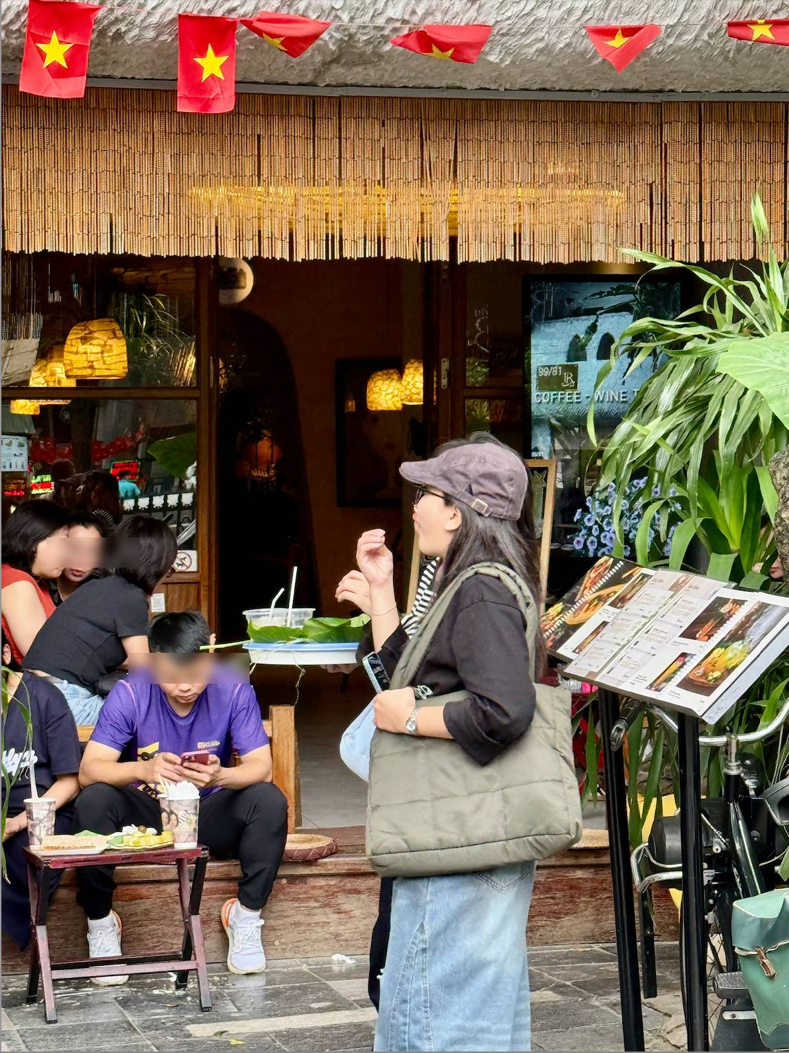 Công an dẹp hàng cốm lấn chiếm hè phố Nhà Thờ, các 
