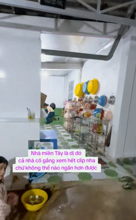 Độc lạ nhà miền Tây: Rộng như mê cung, gạch hoa mỗi phòng một kiểu, tiến vào khu bếp ai nấy đều  Độc lạ nhà miền Tây: Rộng như mê cung, gạch hoa mỗi phòng một kiểu, tiến vào khu bếp ai nấy đều
