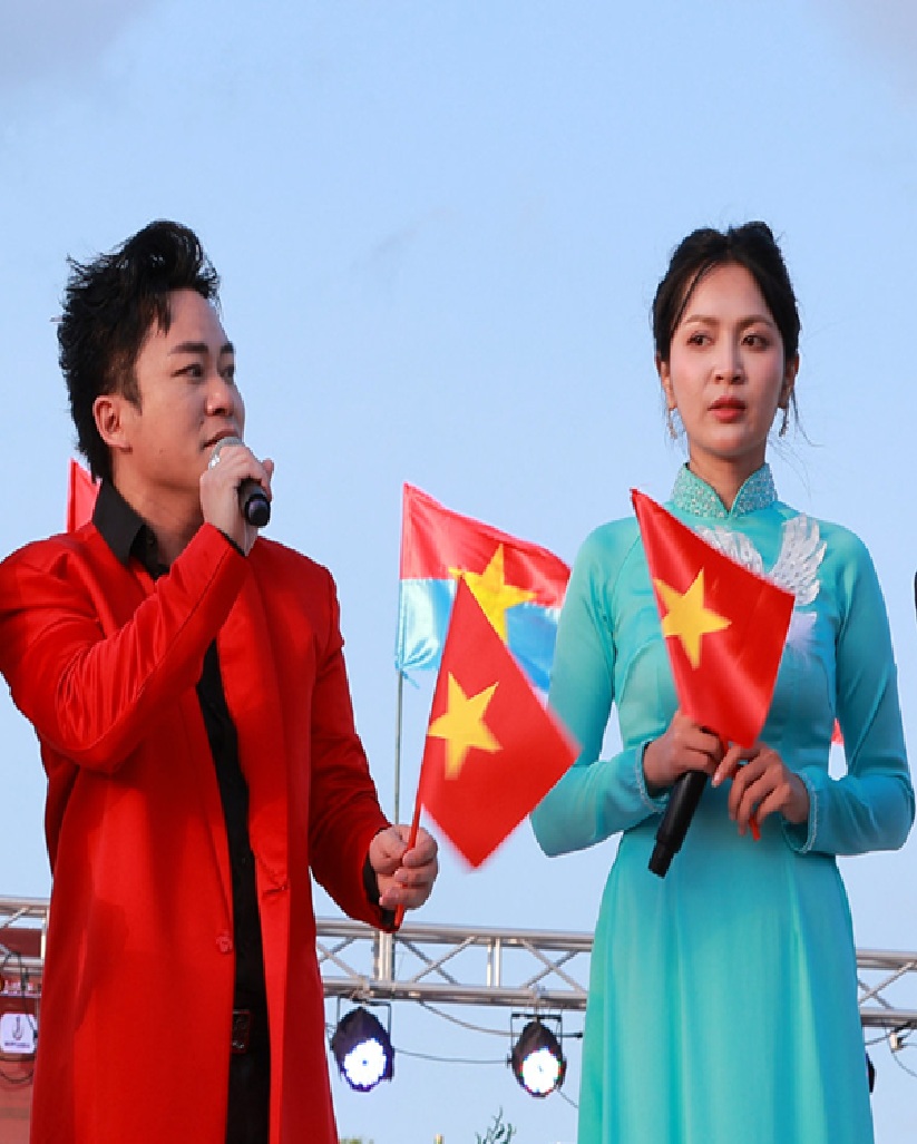 Nữ ca sĩ Viết tiếp câu chuyện hòa bình: "Có thể cuộc sống tôi đã rẽ hướng khác"- Ảnh 2. Nữ ca sĩ Viết tiếp câu chuyện hòa bình: "Có thể cuộc sống tôi đã rẽ hướng khác"- Ảnh 2.