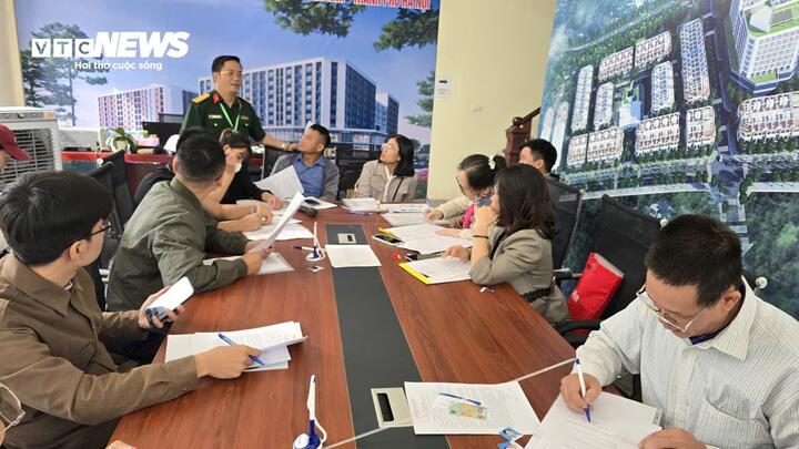 Nhà ở xã hội Đông Anh: Chủ đầu tư dựng nhà bạt cho dân xếp hàng nộp hồ sơ- Ảnh 4. Nhà ở xã hội Đông Anh: Chủ đầu tư dựng nhà bạt cho dân xếp hàng nộp hồ sơ- Ảnh 4.