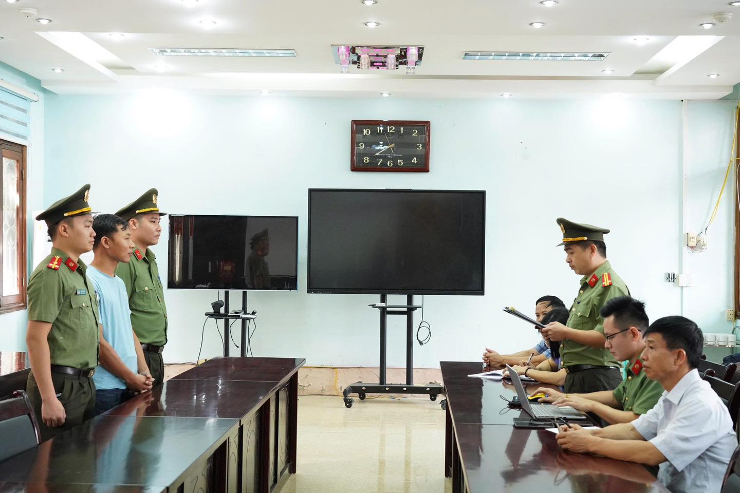 Khám xét nơi ở và nơi làm việc, bắt Trần Đình Tho- Ảnh 2. Khám xét nơi ở và nơi làm việc, bắt Trần Đình Tho- Ảnh 2.