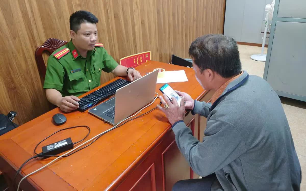 Ông H. trình bày sự việc với cơ quan công an. (Ảnh: CA)  Ông H. trình bày sự việc với cơ quan công an. (Ảnh: CA)