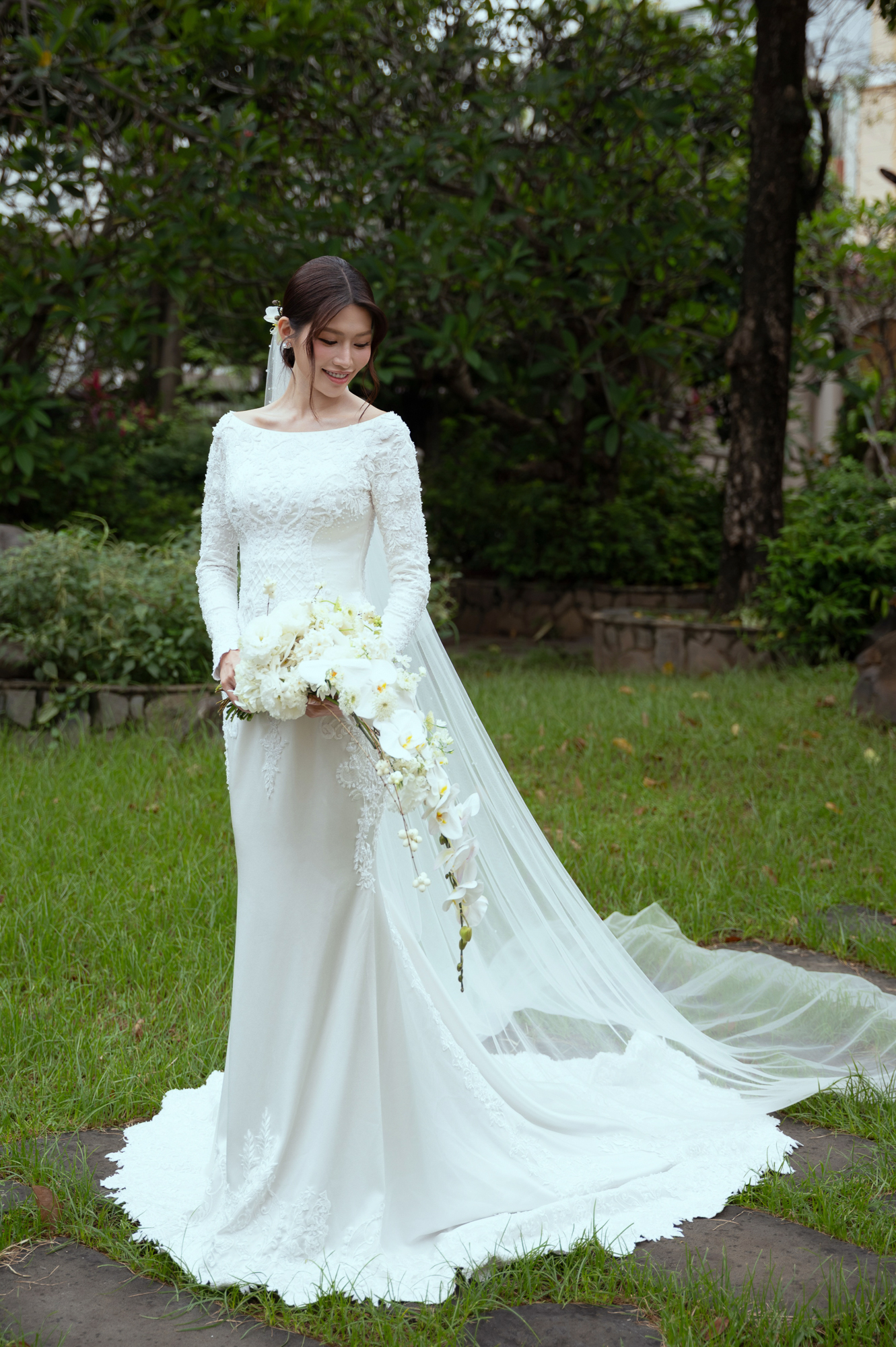 Lễ cưới nhà thờ của Á hậu Quỳnh Châu: Cô dâu rưng rưng xúc động, thiếu gia Đà Lạt quá điển trai!- Ảnh 13.