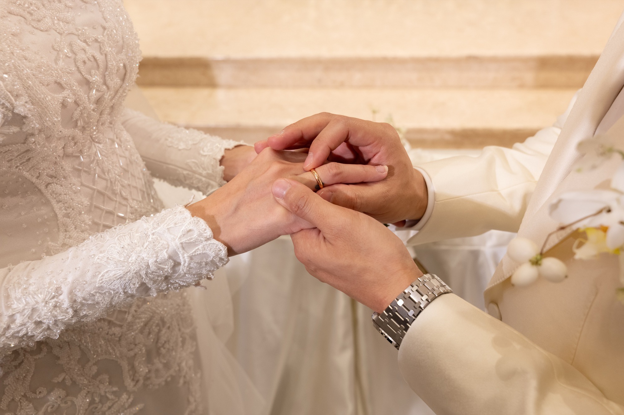 Lễ cưới nhà thờ của Á hậu Quỳnh Châu: Cô dâu rưng rưng xúc động, thiếu gia Đà Lạt quá điển trai!- Ảnh 3.