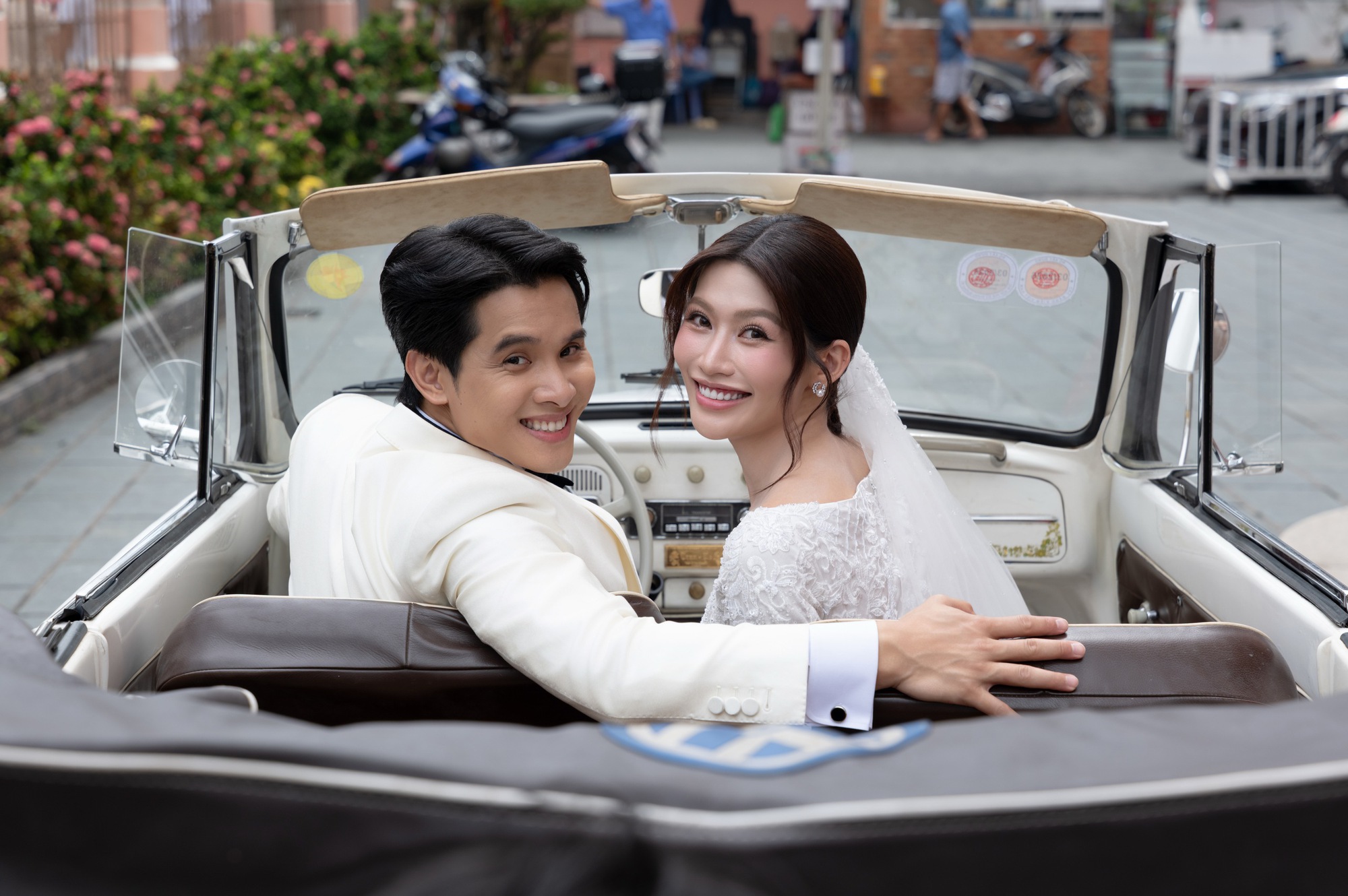 Lễ cưới nhà thờ của Á hậu Quỳnh Châu: Cô dâu rưng rưng xúc động, thiếu gia Đà Lạt quá điển trai!- Ảnh 15.