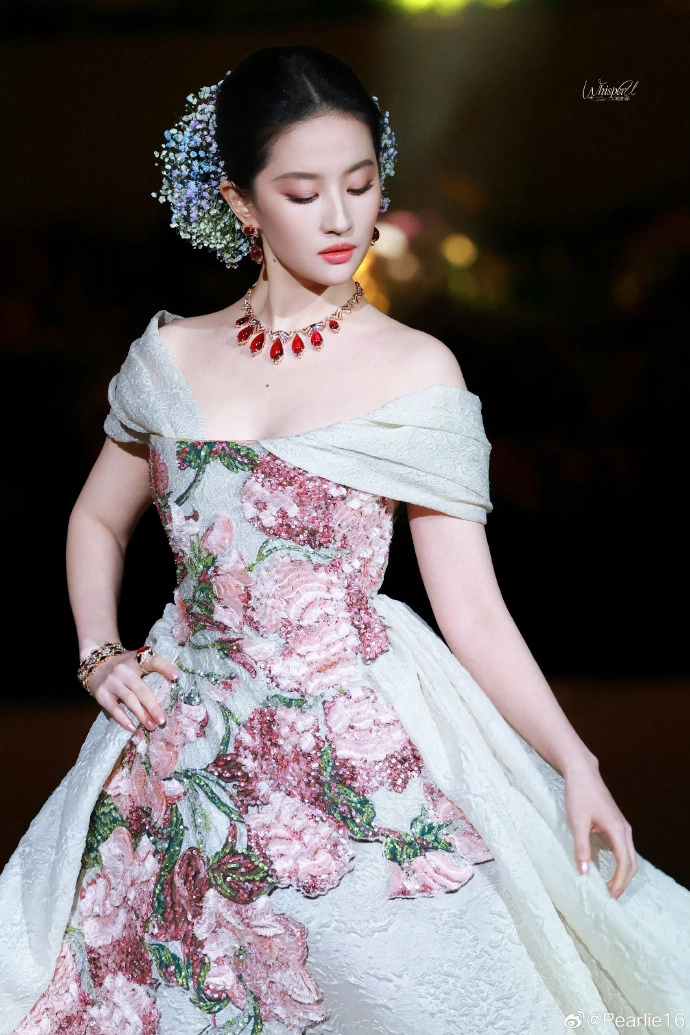 "Thần tiên tỷ tỷ" Lưu Diệc Phi da căng mịn tràn đầy collagen tuổi 38: 2 năm gần đây rất chăm tập 1 bộ môn giúp cân bằng nội tiết mạnh mẽ- Ảnh 1.