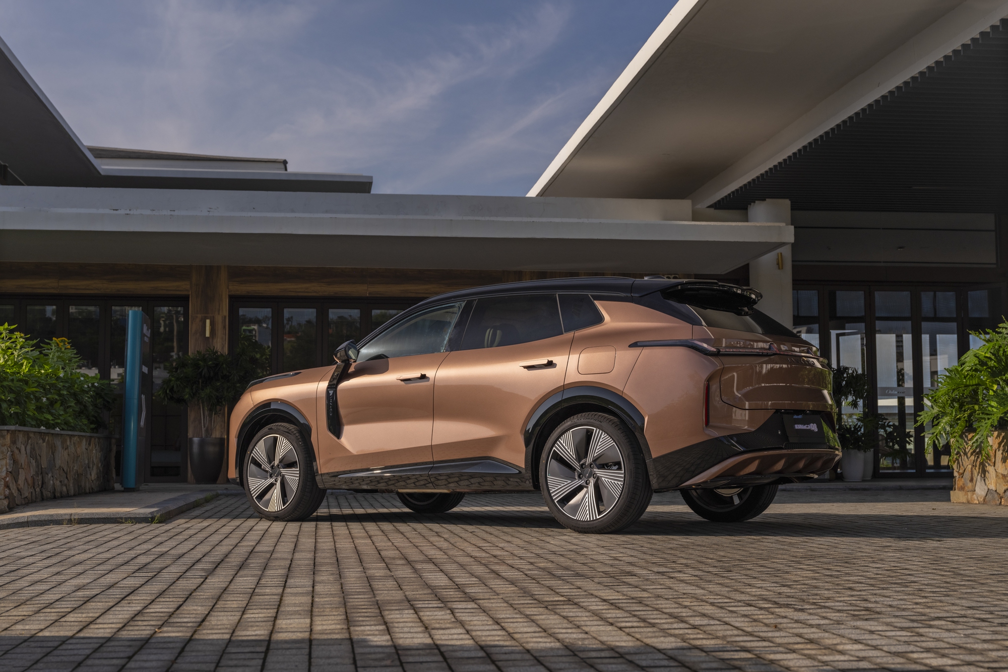 Lynk & Co ra mắt SUV cỡ D mới tại Việt Nam: giá ngang Ford Everest, chạy full nhiên liệu 1.400 km- Ảnh 2. Lynk & Co ra mắt SUV cỡ D mới tại Việt Nam: giá ngang Ford Everest, chạy full nhiên liệu 1.400 km- Ảnh 2.