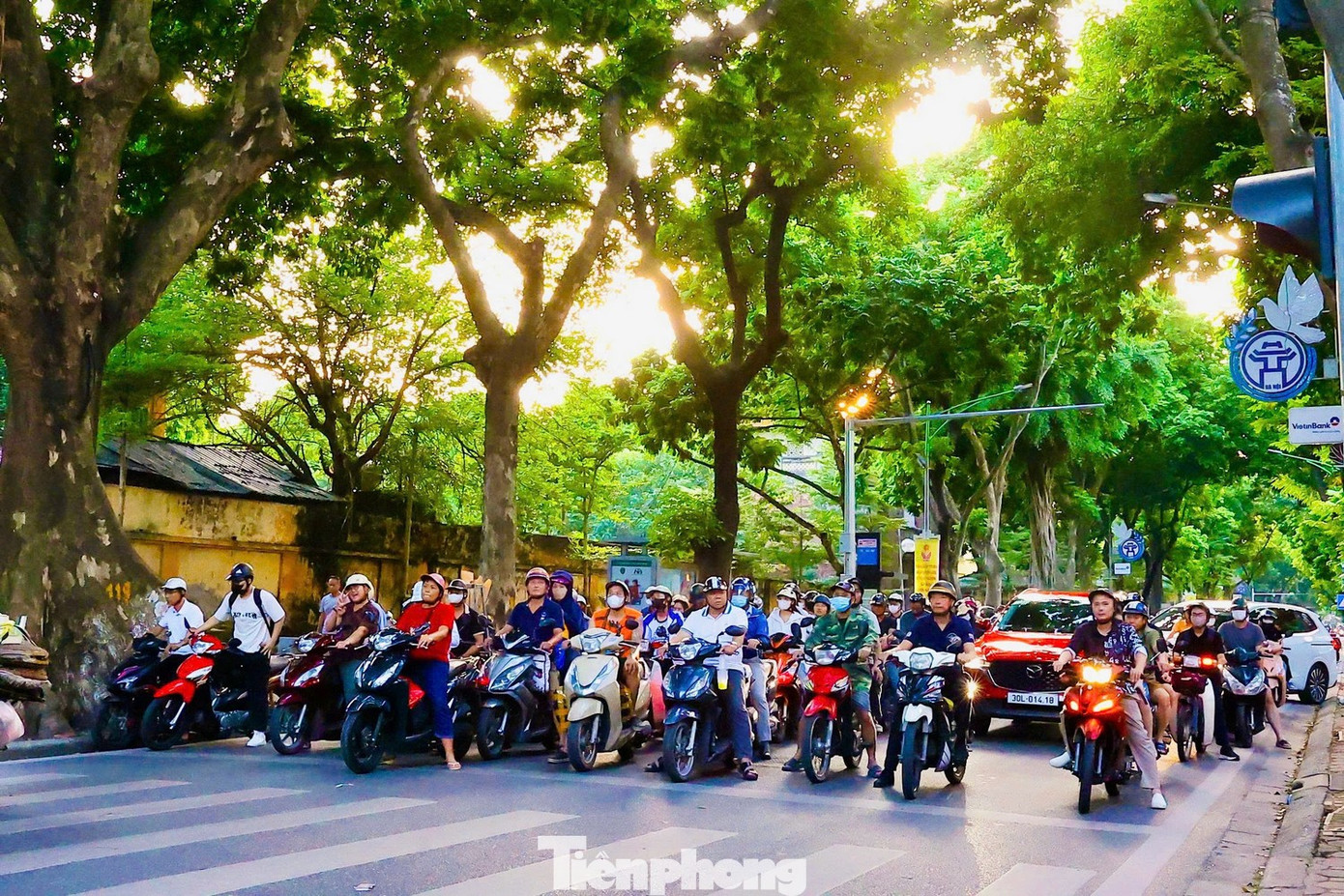 Miền Bắc sắp hửng nắng, miền Trung mưa dữ dội- Ảnh 1. Miền Bắc sắp hửng nắng, miền Trung mưa dữ dội- Ảnh 1.