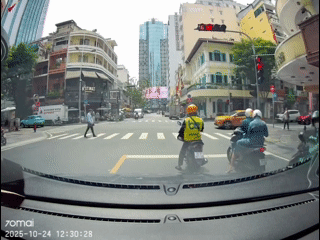 CLIP: Ô tô rẽ trái, tông trúng người đi bộ đi đúng vạch kẻ đường ở trung tâm TP HCM- Ảnh 1. CLIP: Ô tô rẽ trái, tông trúng người đi bộ đi đúng vạch kẻ đường ở trung tâm TP HCM- Ảnh 1.