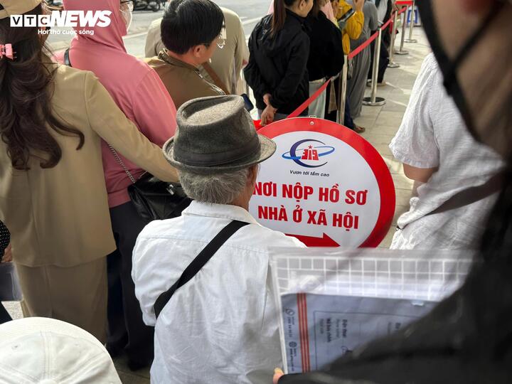 Nhà ở xã hội Đông Anh: Chủ đầu tư dựng nhà bạt cho dân xếp hàng nộp hồ sơ- Ảnh 3. Nhà ở xã hội Đông Anh: Chủ đầu tư dựng nhà bạt cho dân xếp hàng nộp hồ sơ- Ảnh 3.