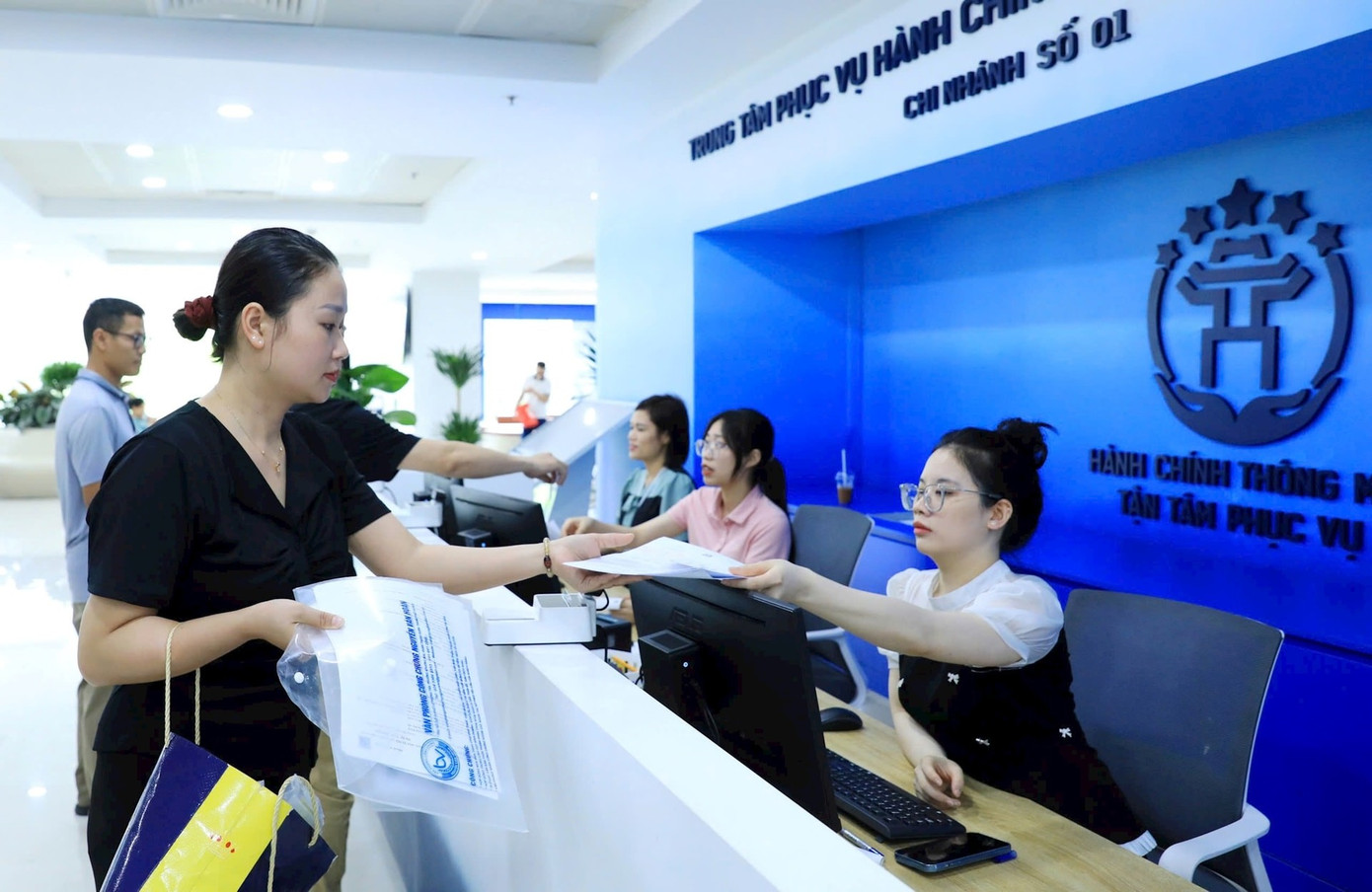 Hà Nội yêu cầu dừng việc thu nộp hồ sơ giấy liên quan đến thủ tục sổ đỏ- Ảnh 1. Hà Nội yêu cầu dừng việc thu nộp hồ sơ giấy liên quan đến thủ tục sổ đỏ- Ảnh 1.