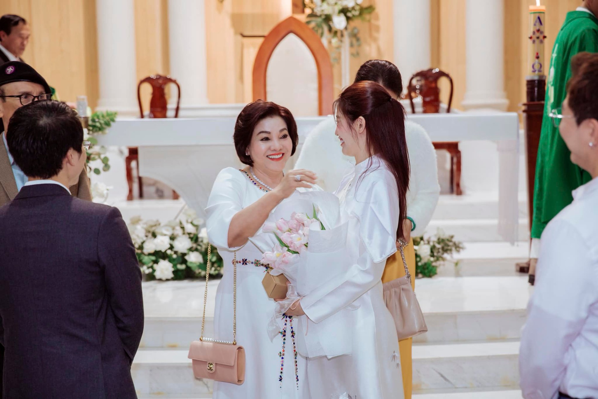 Bố mẹ chồng Á hậu Quỳnh Châu là chủ doanh nghiệp nổi tiếng, anh chồng có chuỗi cà phê và một quán bar ở TP.HCM- Ảnh 4. Bố mẹ chồng Á hậu Quỳnh Châu là chủ doanh nghiệp nổi tiếng, anh chồng có chuỗi cà phê và một quán bar ở TP.HCM- Ảnh 4.