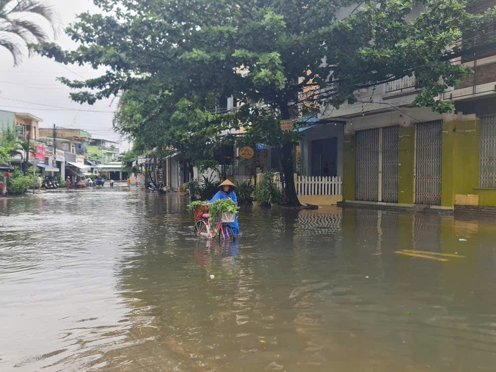 Đà Nẵng mưa lớn, sáng nay hai thủy điện thông báo xả nước điều tiết- Ảnh 1. Đà Nẵng mưa lớn, sáng nay hai thủy điện thông báo xả nước điều tiết- Ảnh 1.