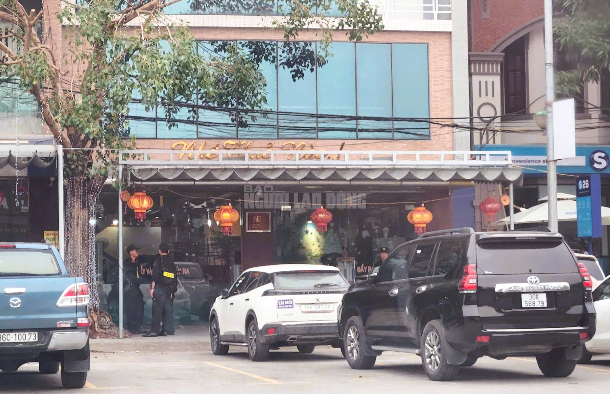 Nhiều cảnh sát phong tỏa, xuất hiện  tại nhà 1 doanh nhân có tiếng ở Thanh Hóa- Ảnh 1. Nhiều cảnh sát phong tỏa, xuất hiện  tại nhà 1 doanh nhân có tiếng ở Thanh Hóa- Ảnh 1.