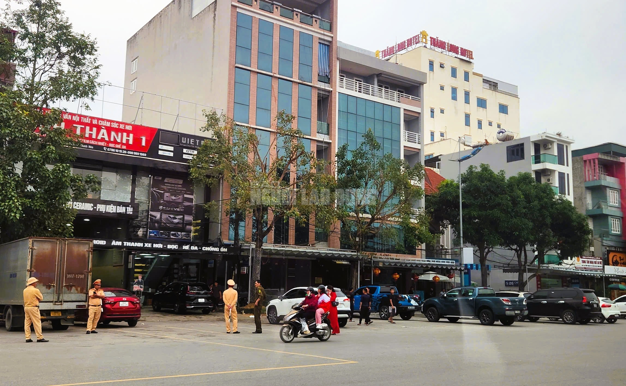 Nhiều cảnh sát phong tỏa, xuất hiện  tại nhà 1 doanh nhân có tiếng ở Thanh Hóa- Ảnh 2. Nhiều cảnh sát phong tỏa, xuất hiện  tại nhà 1 doanh nhân có tiếng ở Thanh Hóa- Ảnh 2.