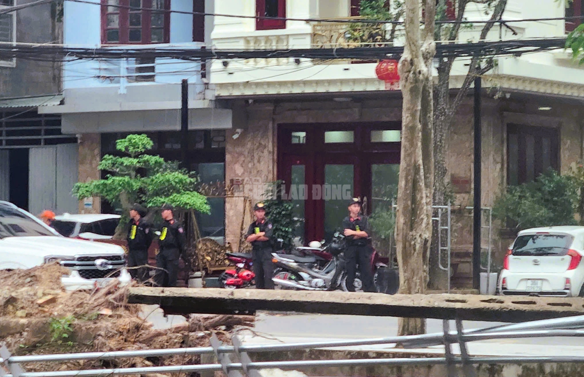 Nhiều cảnh sát phong tỏa, xuất hiện  tại nhà 1 doanh nhân có tiếng ở Thanh Hóa- Ảnh 3. Nhiều cảnh sát phong tỏa, xuất hiện  tại nhà 1 doanh nhân có tiếng ở Thanh Hóa- Ảnh 3.