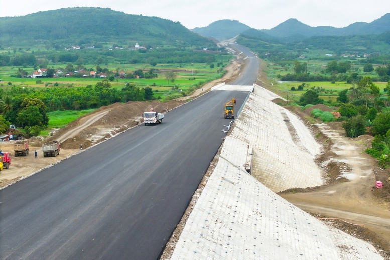 Chấn chỉnh việc thi công tuyến cao tốc Chí Thạnh-Vân Phong- Ảnh 1. Chấn chỉnh việc thi công tuyến cao tốc Chí Thạnh-Vân Phong- Ảnh 1.