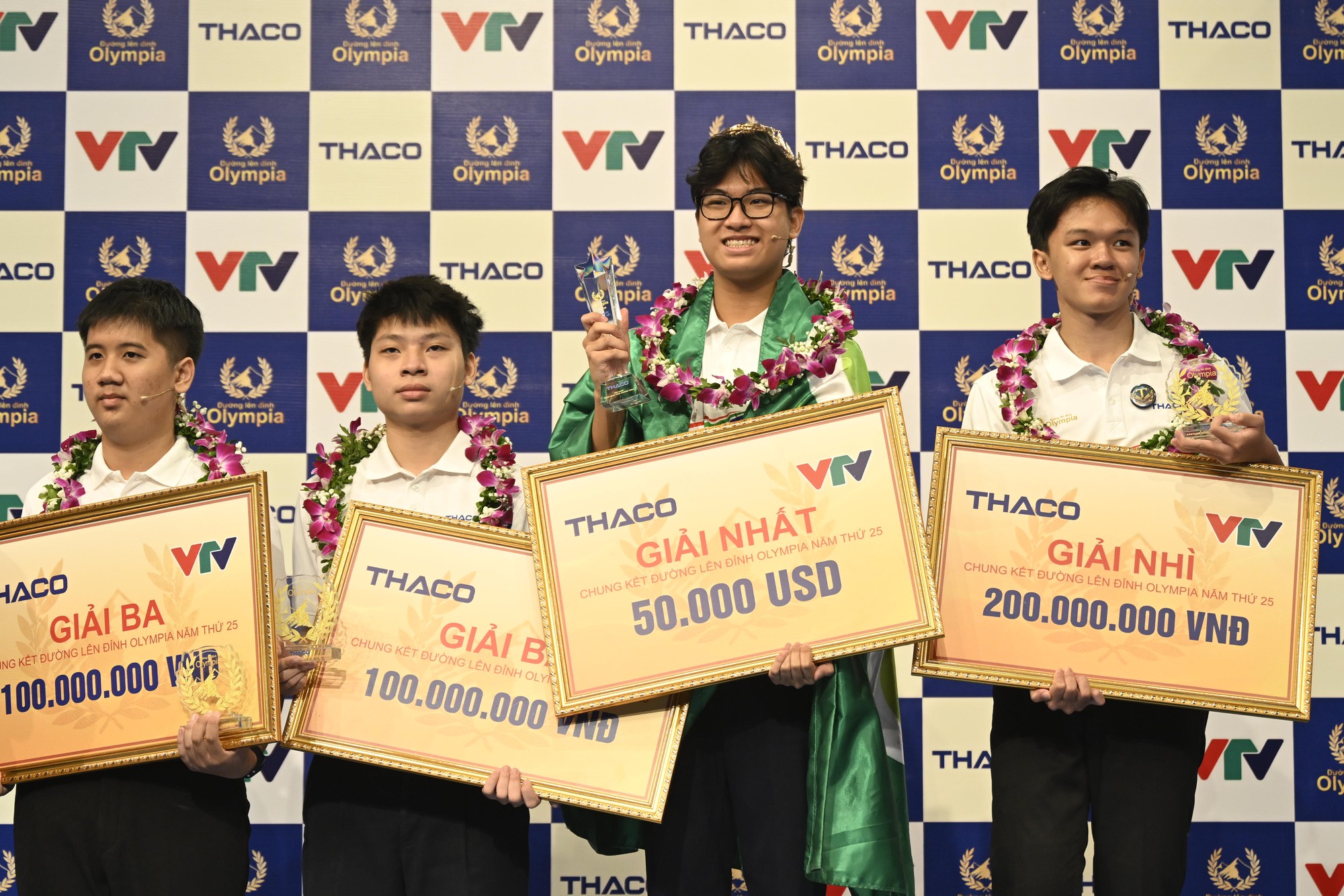 Quán quân Olympia 2025 ngay sau Chung kết: "Vòng nguyệt quế hơi... nặng một chút"- Ảnh 1. Quán quân Olympia 2025 ngay sau Chung kết: "Vòng nguyệt quế hơi... nặng một chút"- Ảnh 1.