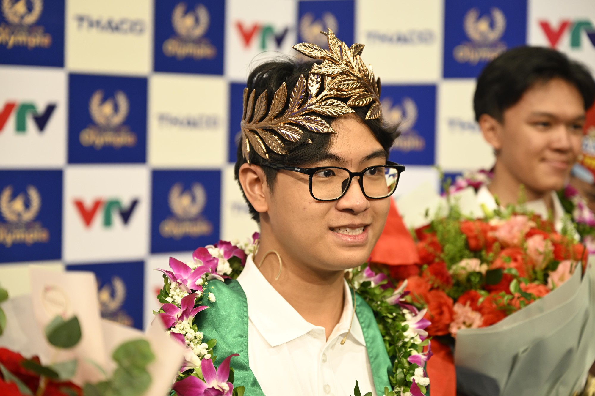 Quán quân Olympia 2025 ngay sau Chung kết: "Vòng nguyệt quế hơi... nặng một chút"- Ảnh 2. Quán quân Olympia 2025 ngay sau Chung kết: "Vòng nguyệt quế hơi... nặng một chút"- Ảnh 2.