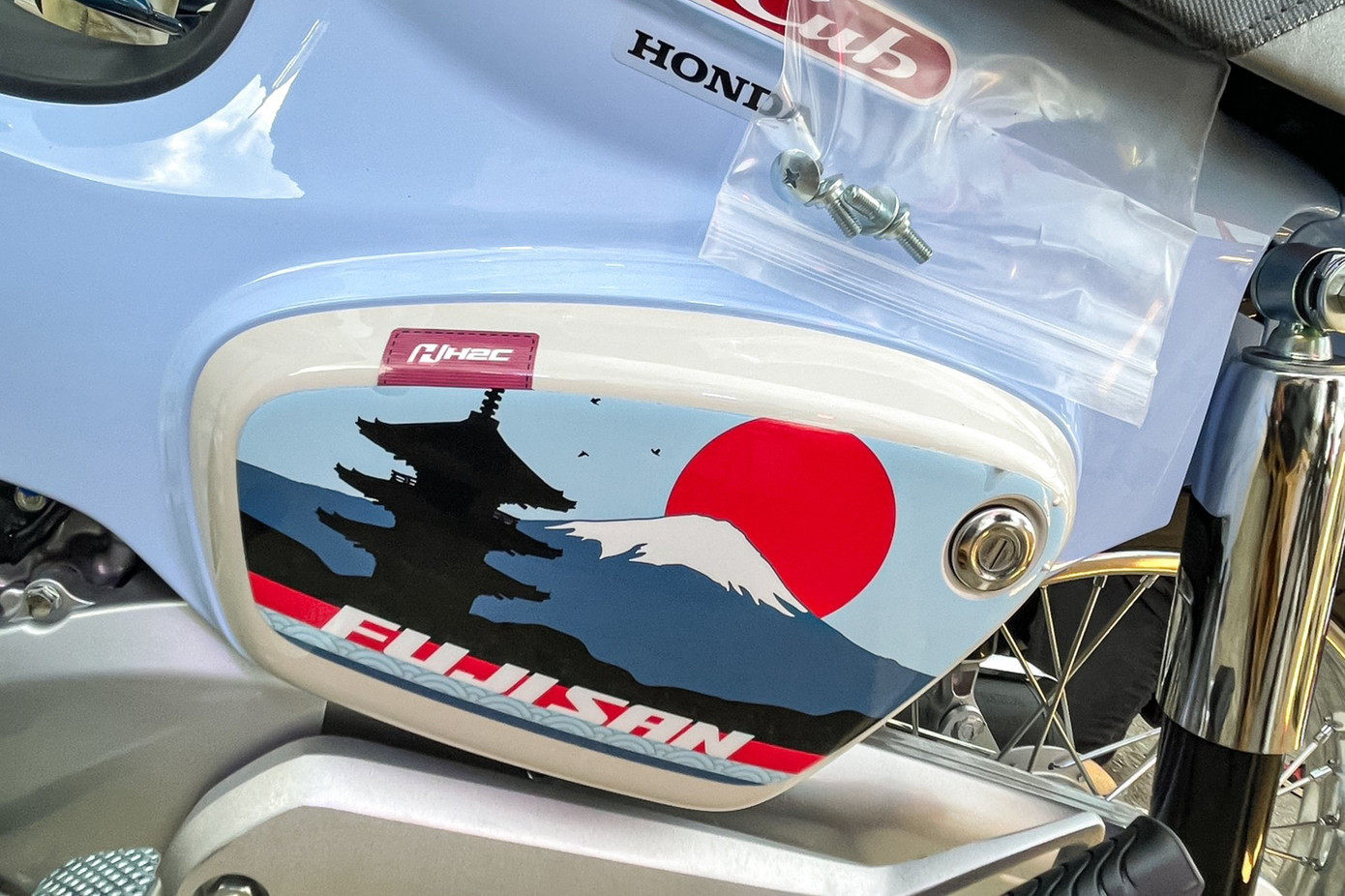 Cận cảnh Honda Super Cub phiên bản giới hạn 500 chiếc vừa trình làng- Ảnh 3. Cận cảnh Honda Super Cub phiên bản giới hạn 500 chiếc vừa trình làng- Ảnh 3.