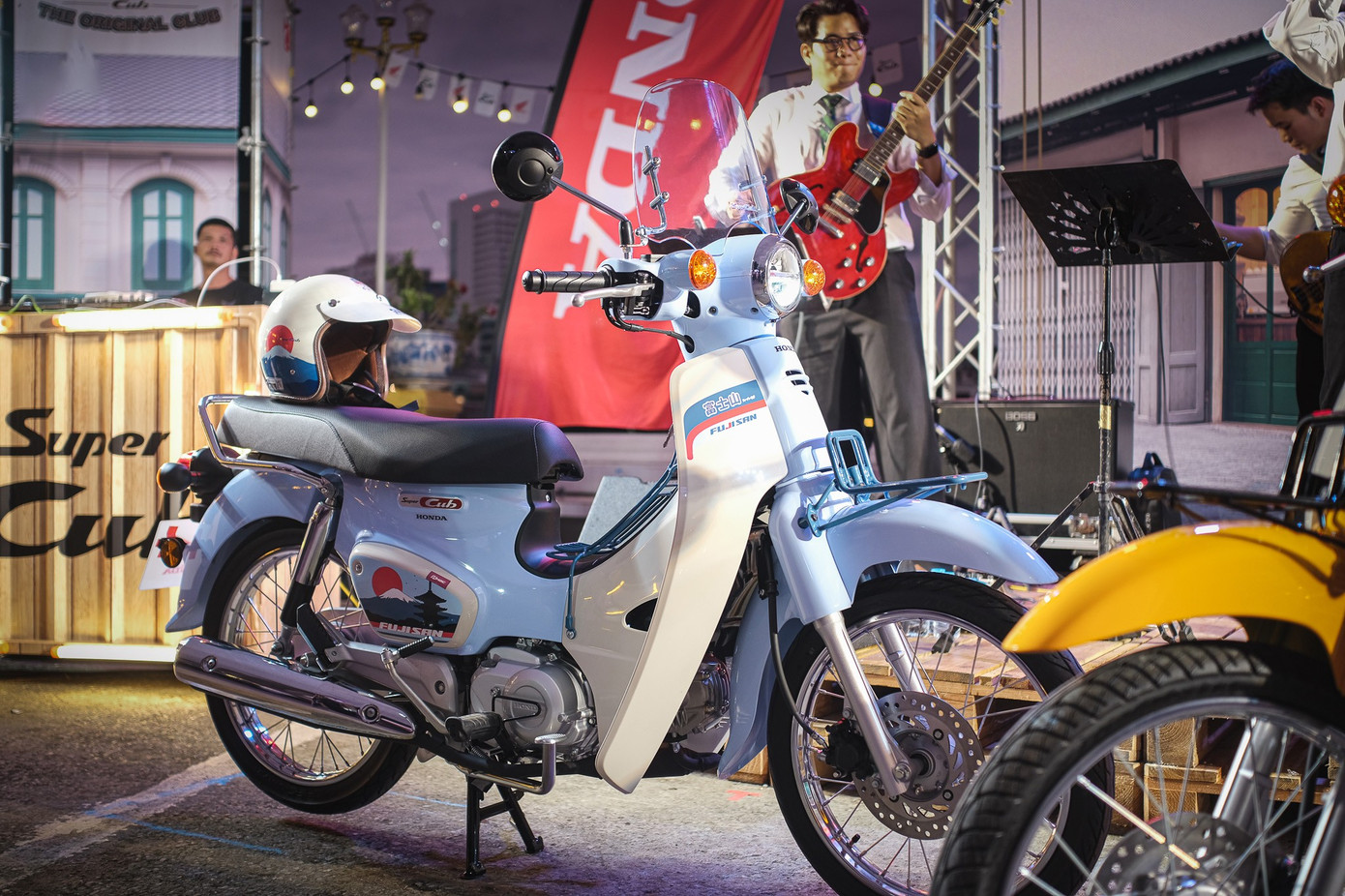 Cận cảnh Honda Super Cub phiên bản giới hạn 500 chiếc vừa trình làng- Ảnh 2. Cận cảnh Honda Super Cub phiên bản giới hạn 500 chiếc vừa trình làng- Ảnh 2.