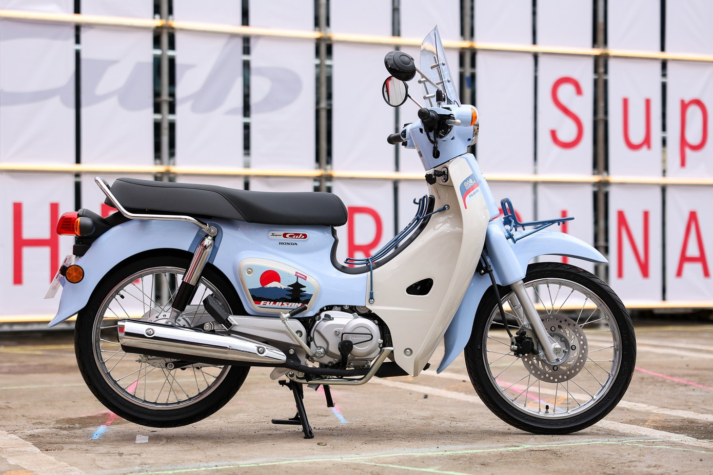 Cận cảnh Honda Super Cub phiên bản giới hạn 500 chiếc vừa trình làng- Ảnh 7. Cận cảnh Honda Super Cub phiên bản giới hạn 500 chiếc vừa trình làng- Ảnh 7.