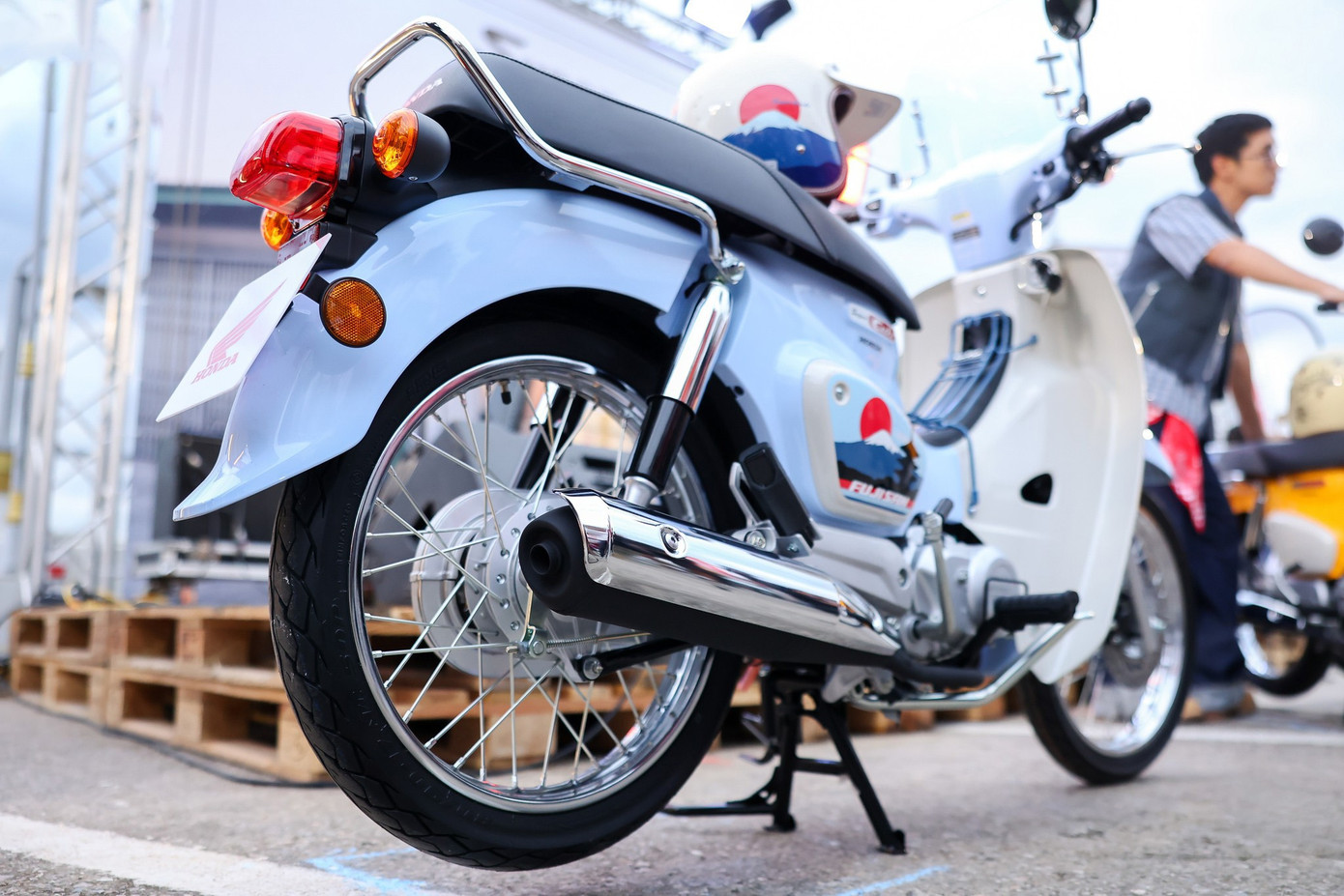 Cận cảnh Honda Super Cub phiên bản giới hạn 500 chiếc vừa trình làng- Ảnh 4. Cận cảnh Honda Super Cub phiên bản giới hạn 500 chiếc vừa trình làng- Ảnh 4.