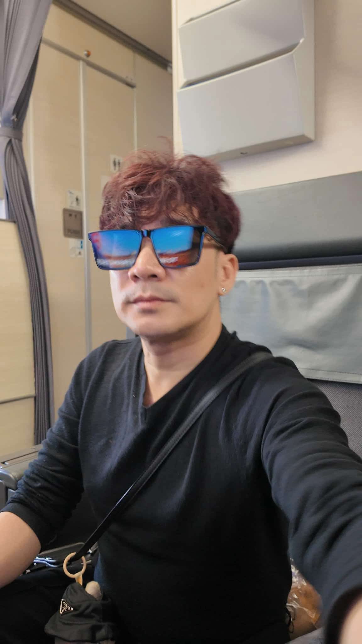 Nam ca sĩ quê Hà Nội: “Tôi không xuất hiện thì bầu show sẽ bị thưa kiện“- Ảnh 3. Nam ca sĩ quê Hà Nội: “Tôi không xuất hiện thì bầu show sẽ bị thưa kiện“- Ảnh 3.