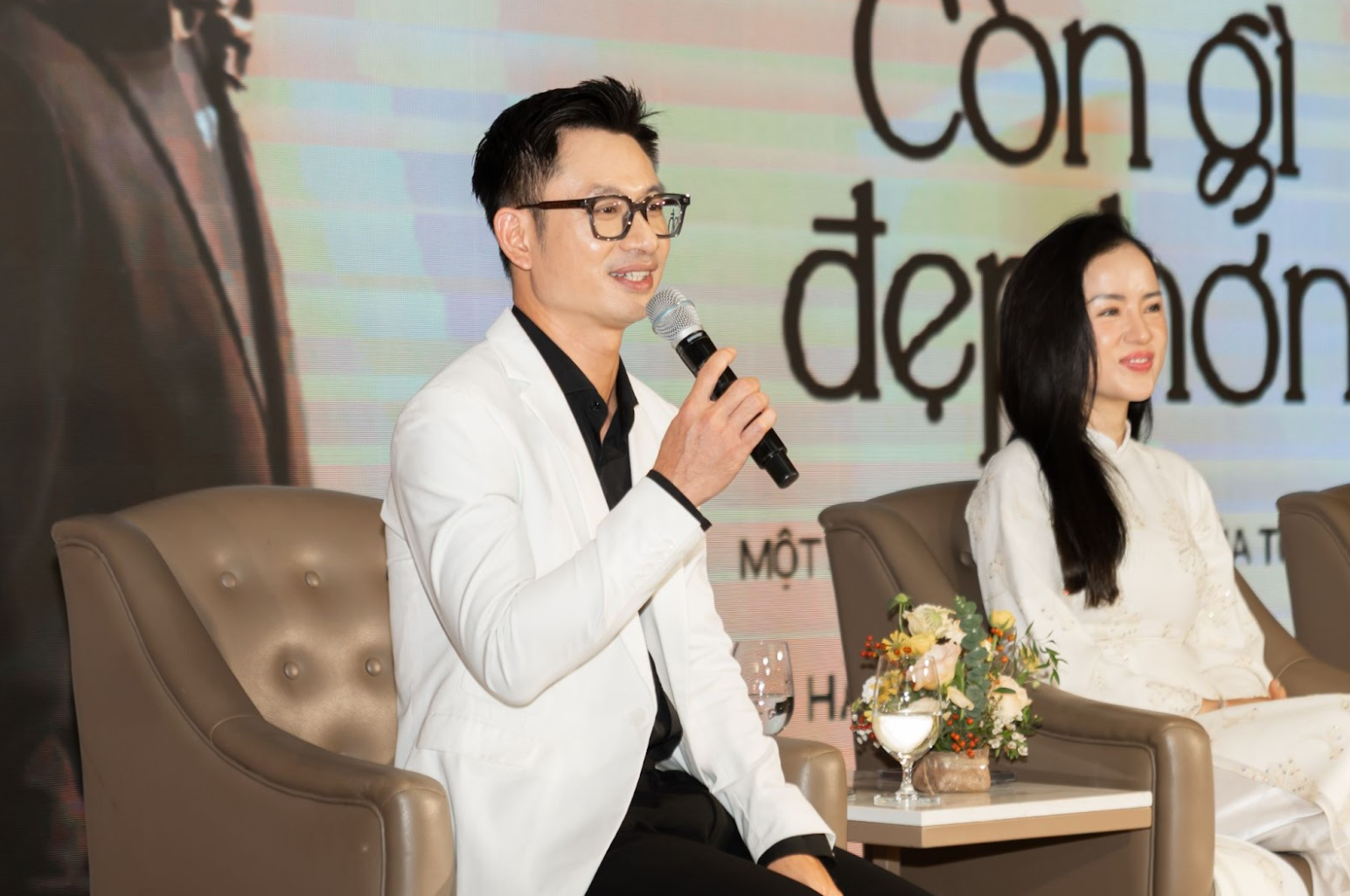 Ca khúc trở thành hiện tượng nhờ Mưa Đỏ bất ngờ “thay áo mới”- Ảnh 3. Ca khúc trở thành hiện tượng nhờ Mưa Đỏ bất ngờ “thay áo mới”- Ảnh 3.