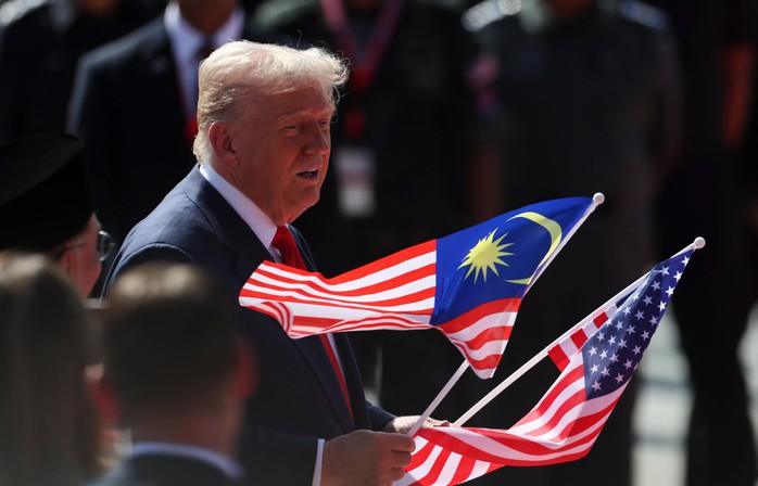 CLIP: Ông Donald Trump nhảy theo điệu nhạc tại sân bay Malaysia- Ảnh 4. CLIP: Ông Donald Trump nhảy theo điệu nhạc tại sân bay Malaysia- Ảnh 4.