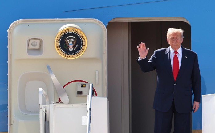 CLIP: Ông Donald Trump nhảy theo điệu nhạc tại sân bay Malaysia- Ảnh 1. CLIP: Ông Donald Trump nhảy theo điệu nhạc tại sân bay Malaysia- Ảnh 1.