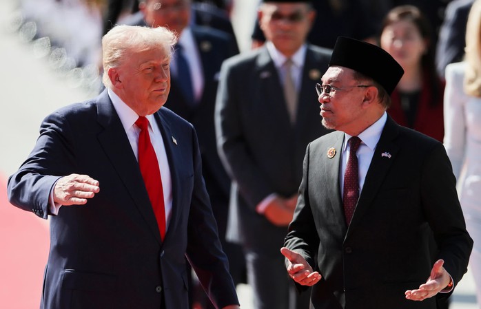 CLIP: Ông Donald Trump nhảy theo điệu nhạc tại sân bay Malaysia- Ảnh 2. CLIP: Ông Donald Trump nhảy theo điệu nhạc tại sân bay Malaysia- Ảnh 2.